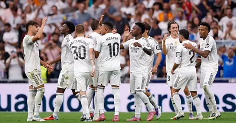 মাঠে রিয়াল মাদ্রিদের খেলোয়াড়রা